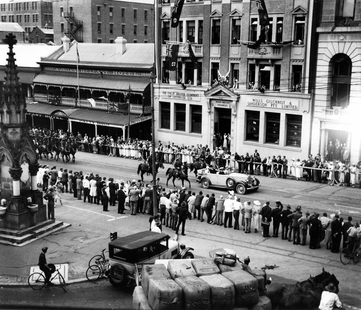 Crowds gather to see The Duke of Gloucester's procession along Queen Street, Brisbane, December 1934, Brisbane City