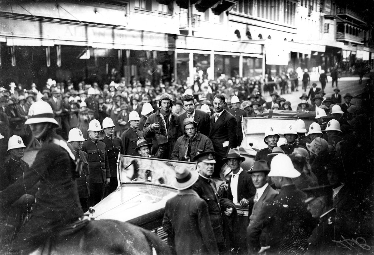 People lined up along a Brisbane street to see Sir Charles Kingsford Smith, 1928