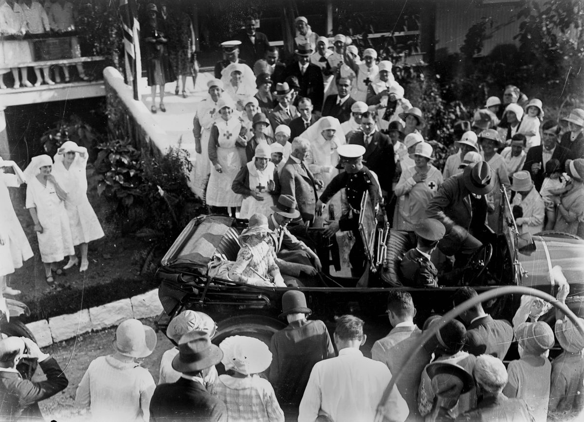 Duke and Duchess of York spend an afternoon with sick and invalid Diggers, 1927, Windsor