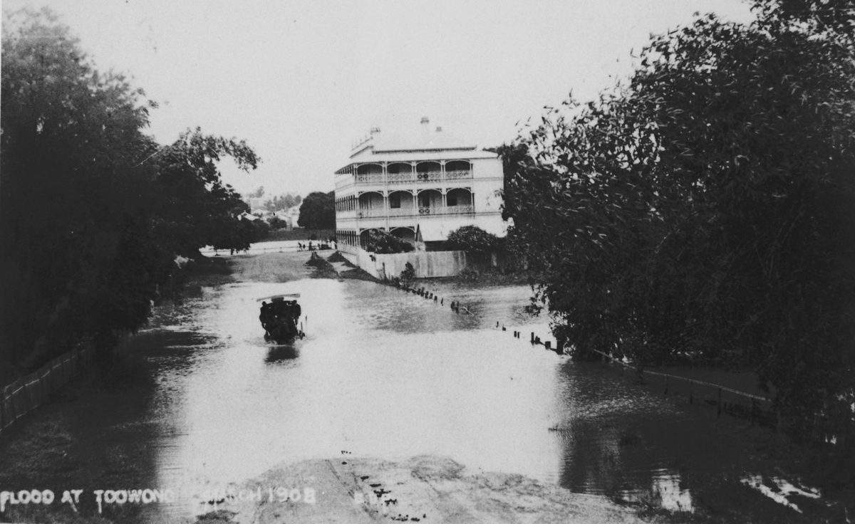 Floodwaters around the Regatta Hotel, Toowong, March 1908