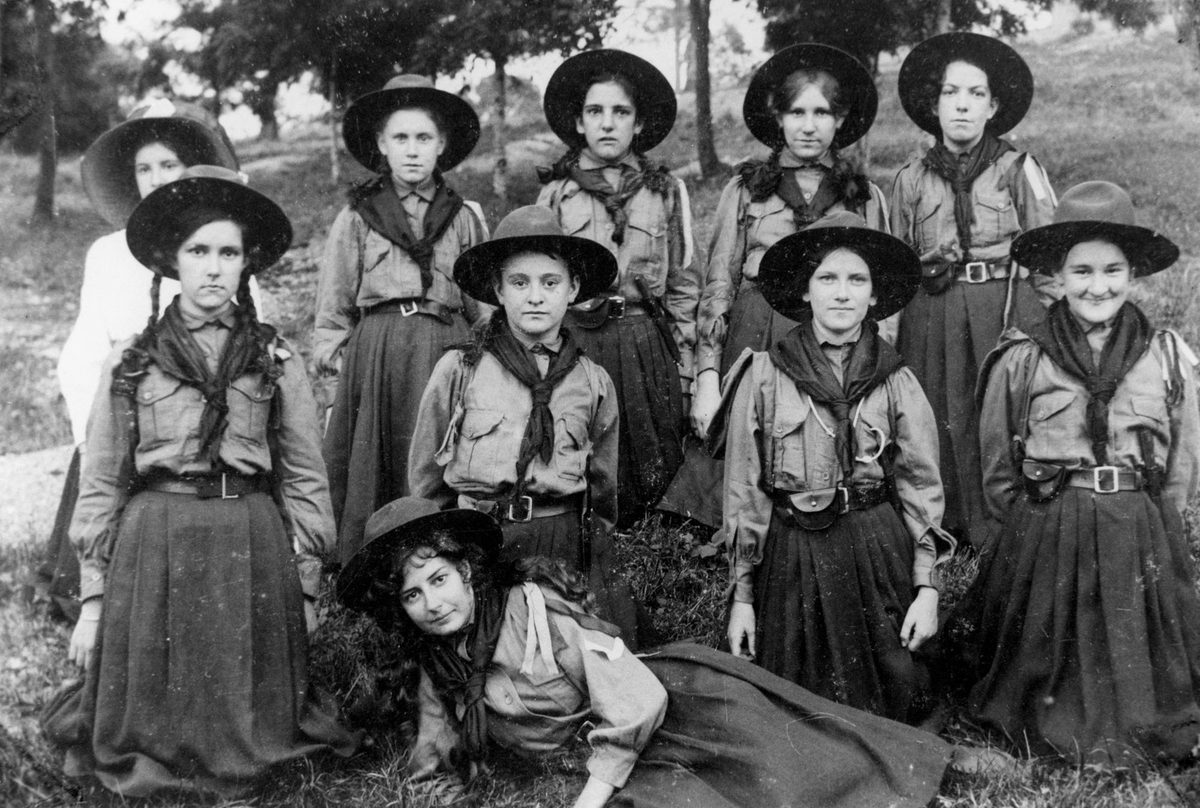 Group portrait of Girl Aids at Rosalie, Brisbane (1910)