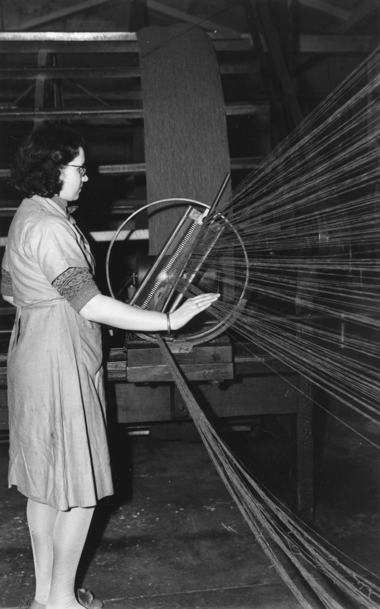 Operating the weaving machines for the production of military uniforms, Ipswich (1940)