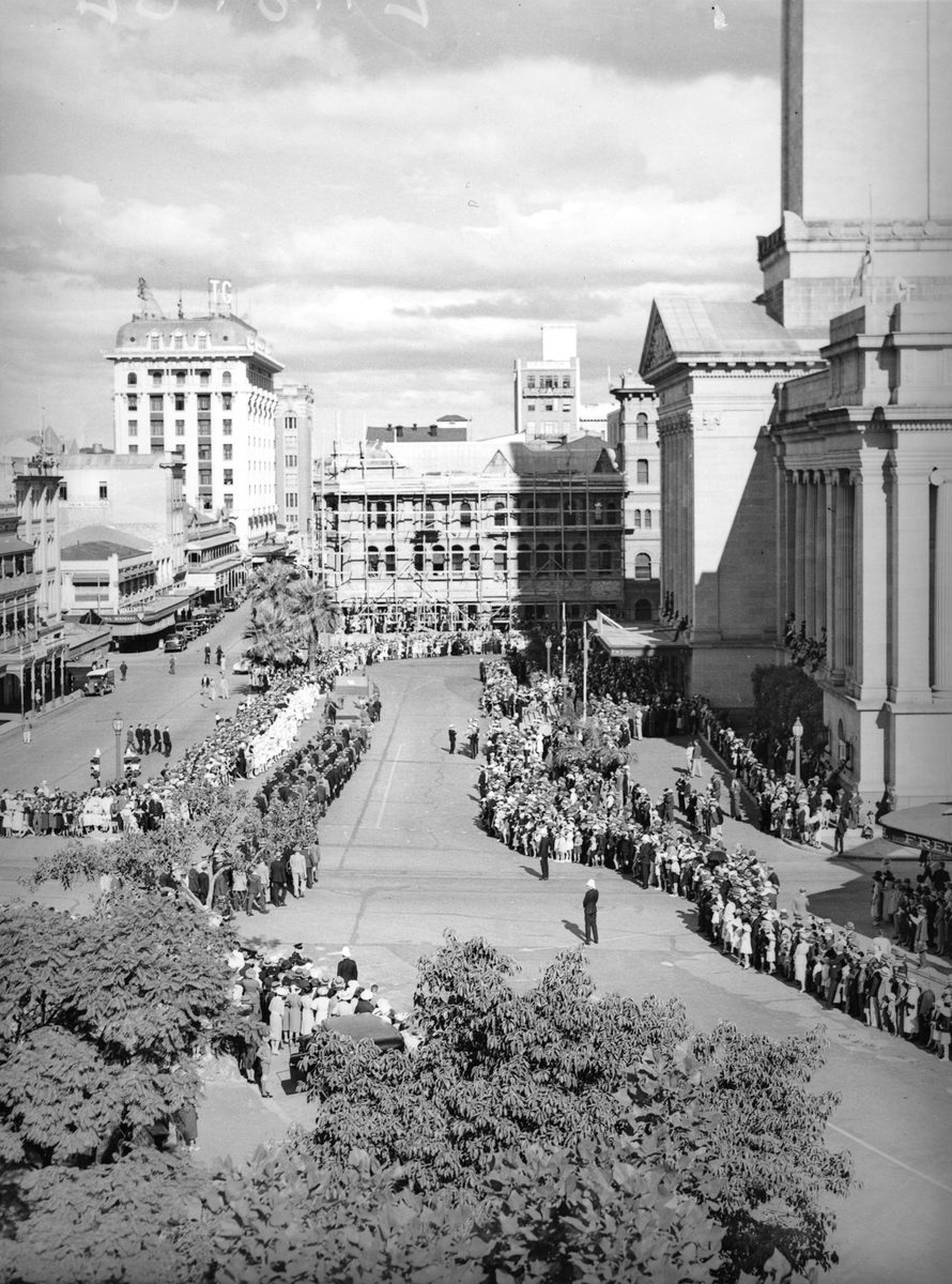Crowd watches the Anzac Day march in Brisbane, 1937