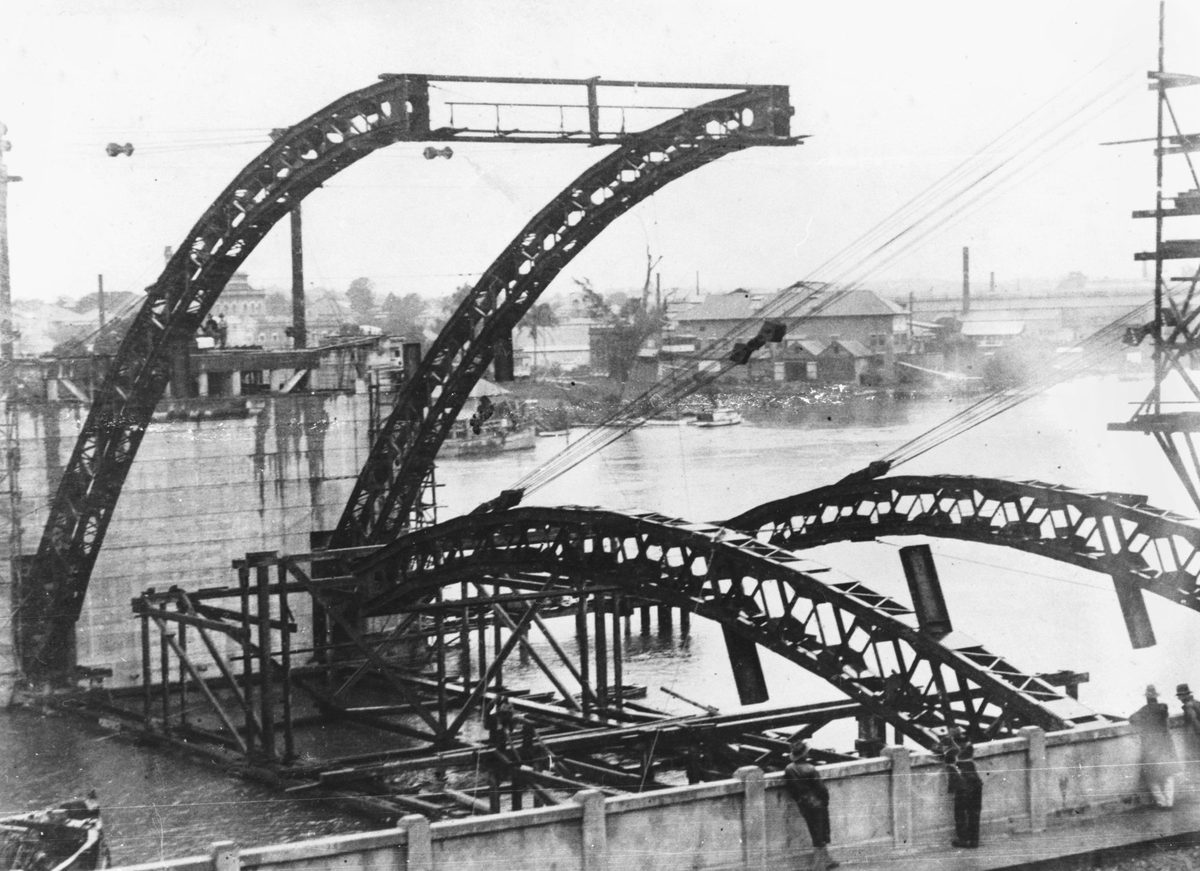 First steel span being placed in position on the William Jolly Bridge, Brisbane, 1931, Brisbane City