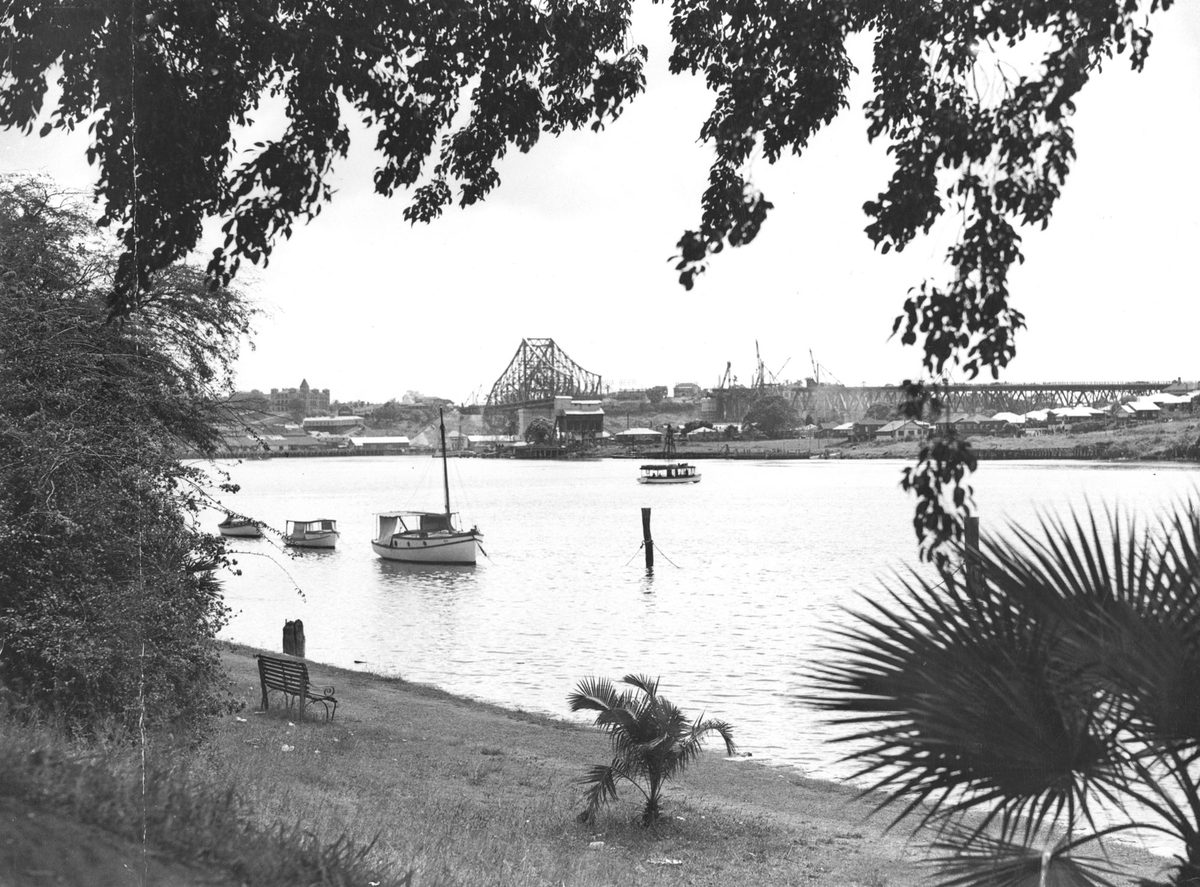 Looking towards the Story Bridge from the bank of the Brisbane River, Brisbane, 1938, Kangaroo Point