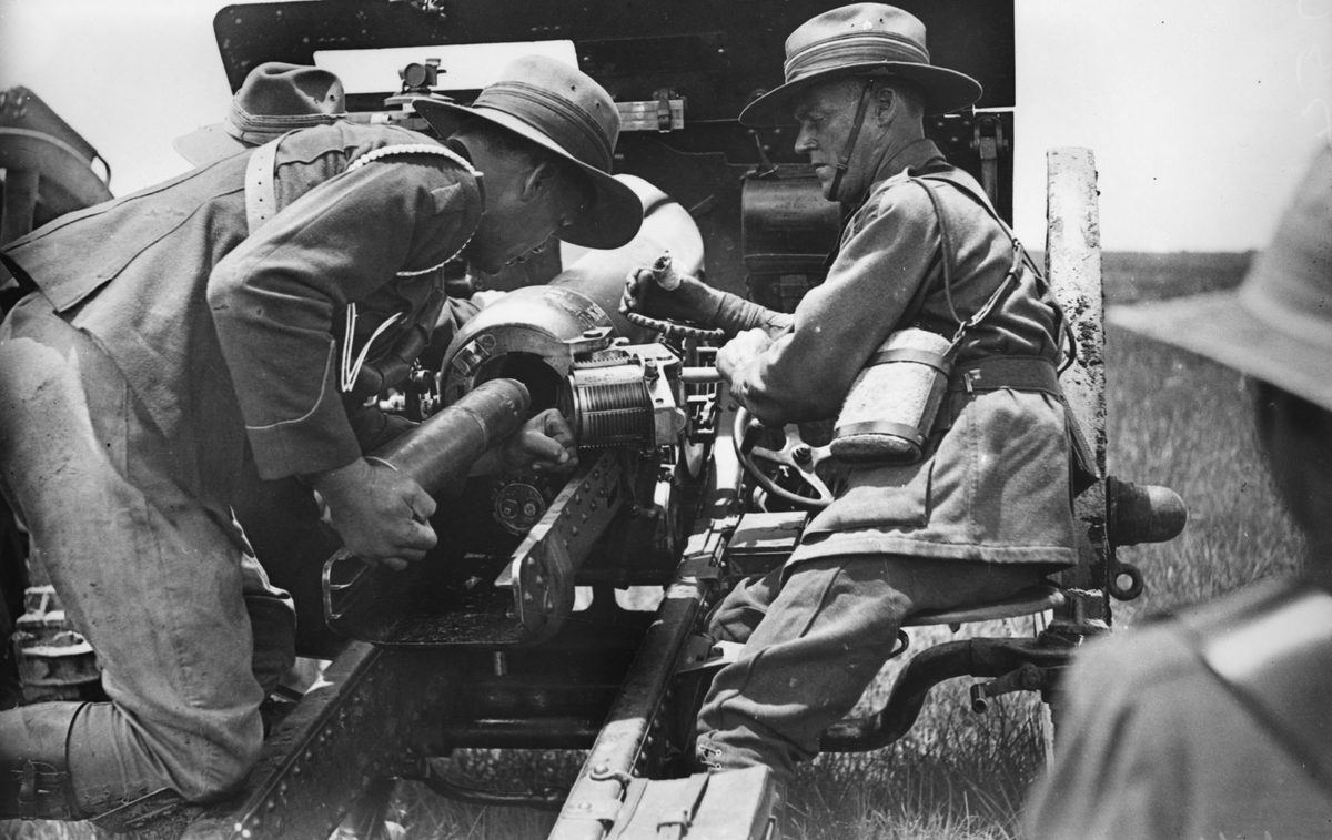 Loading an artillery gun at Fort Lytton, 1933