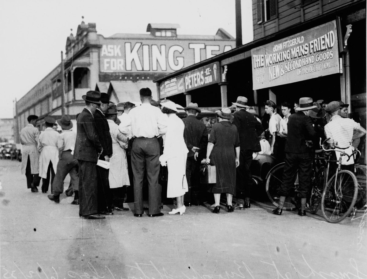 Crowd outside Fitzgerald's second hand store in South Brisbane, 1935