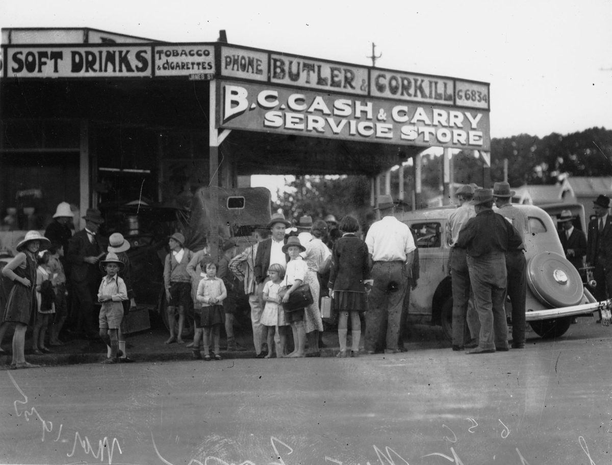 Onlookers gather after a car crash in New Farm, 1935