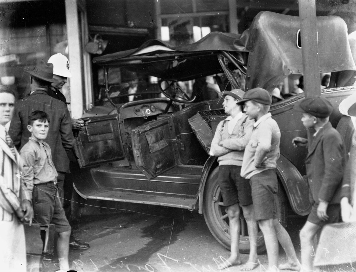 Automobile smash at New Farm, 1935