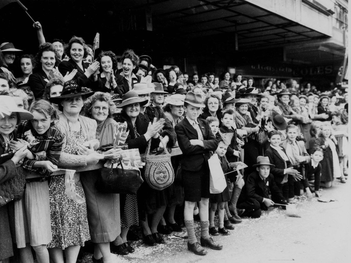 Crowds watching the march of the Seventh Division troops along Queen Street, Brisbane, during World War II, Brisbane City (1944)