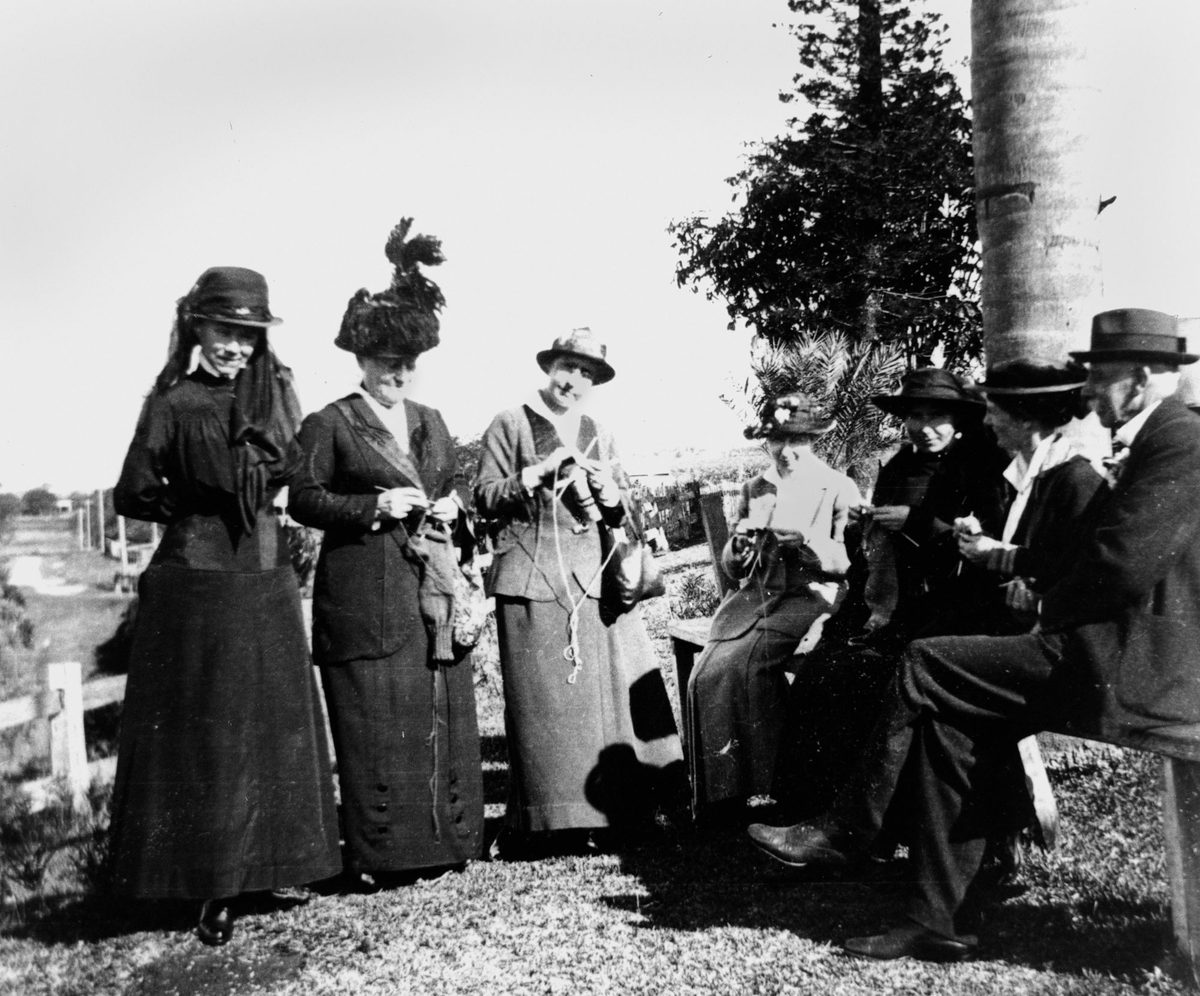 Knitting socks for soldiers, Redland Bay (1916)