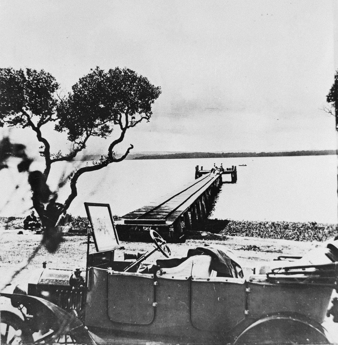Car parked at the Victoria Point Jetty 1918