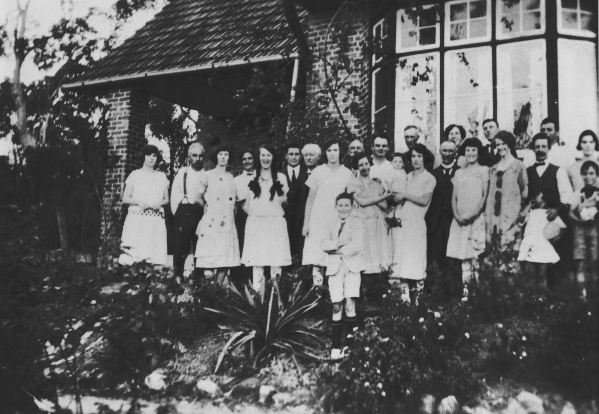 Unsworth family and friends in Tingalpa, Brisbane, 1924