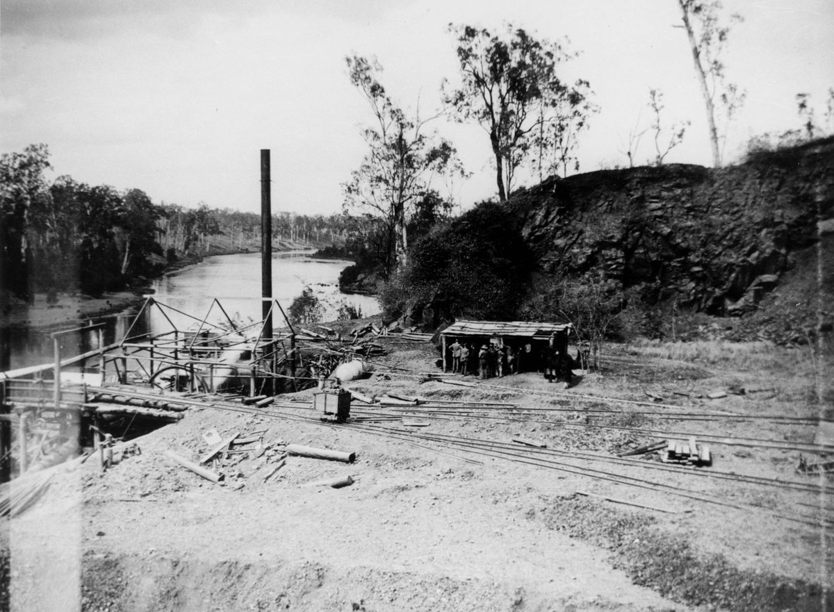 Quarry works on the Brisbane River at Darra, Brisbane, 1915