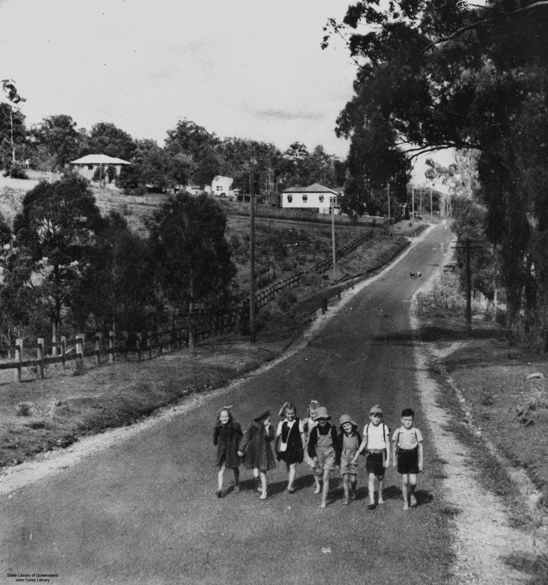 Children walking along Creek Road, Mount Gravatt, Brisbane, 1947